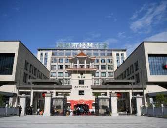 通用舞臺(tái)吊桿高標(biāo)準(zhǔn)承接廣州市培英中學(xué)報(bào)告廳項(xiàng)目，大屏幕顯示系統(tǒng)、音頻擴(kuò)聲系統(tǒng)、燈光系統(tǒng)、舞臺(tái)吊桿及機(jī)械等多系統(tǒng)相互協(xié)作