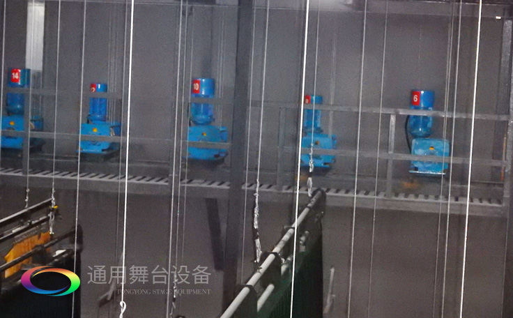 十余年銳意攀登，奮發(fā)圖強(qiáng)！舞臺(tái)幕布、機(jī)械等一站式選購供應(yīng)商，舞臺(tái)機(jī)械、音響、燈光工程設(shè)計(jì)施工承包壹級(jí)資質(zhì)——通用舞臺(tái)