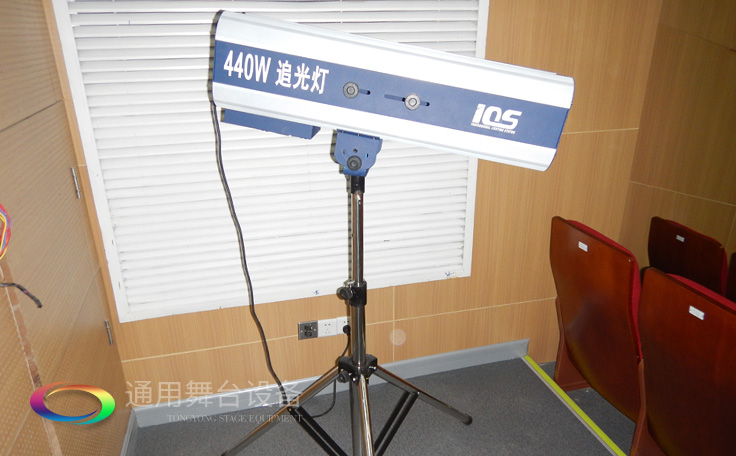 十余年銳意攀登，奮發(fā)圖強(qiáng)！舞臺(tái)幕布、機(jī)械等一站式選購供應(yīng)商，舞臺(tái)機(jī)械、音響、燈光工程設(shè)計(jì)施工承包壹級(jí)資質(zhì)——通用舞臺(tái)